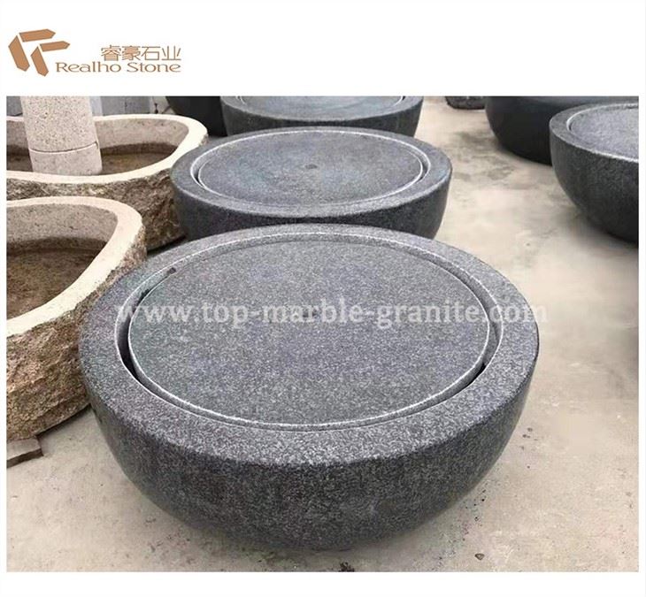 Round water fountain