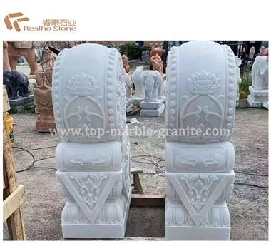 Gate Pier ak eskilti lyon nan Marble Blan